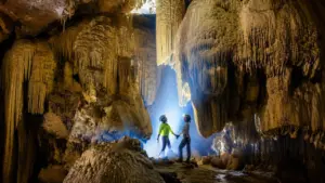 Khám phá hang Thắng dài 3.000m với hệ thống thạch nhũ kỳ vĩ như "cung điện" vừa được phát hiện ở Phong Nha - Kẻ Bàng.