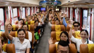 Chuyến tàu đầu tiên đưa hơn 500 y bác sĩ đến Bệnh viện Bạch Mai 2 tại Ninh Bình, đánh dấu bước chuẩn bị vận hành cơ sở mới.