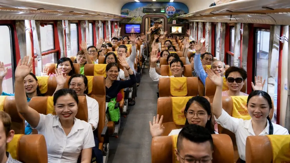 Chuyến tàu đầu tiên đưa hơn 500 y bác sĩ đến Bệnh viện Bạch Mai 2 tại Ninh Bình, đánh dấu bước chuẩn bị vận hành cơ sở mới.