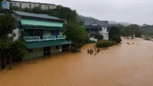 Mưa lớn khiến lũ trên các sông lên nhanh tại Cao Bằng, cảnh báo nguy cơ ngập lụt và sạt lở đất ở nhiều khu vực.