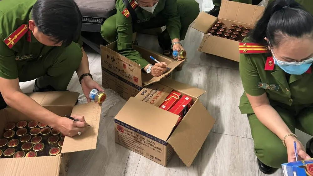 Bắt giam 2 người sản xuất nước yến giả quy mô lớn, thu giữ hơn 360.000 sản phẩm. Cập nhật diễn biến mới nhất của vụ án.