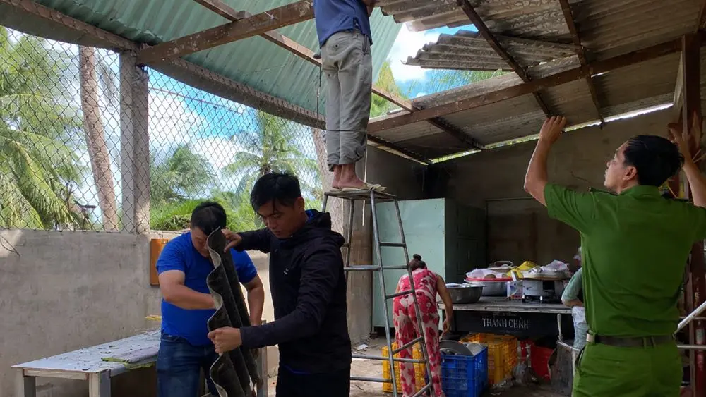 Lốc xoáy làm 46 căn nhà tốc mái, lực lượng chức năng hỗ trợ người dân khắc phục hậu quả và sửa chữa nhà cửa sau thiên tai.