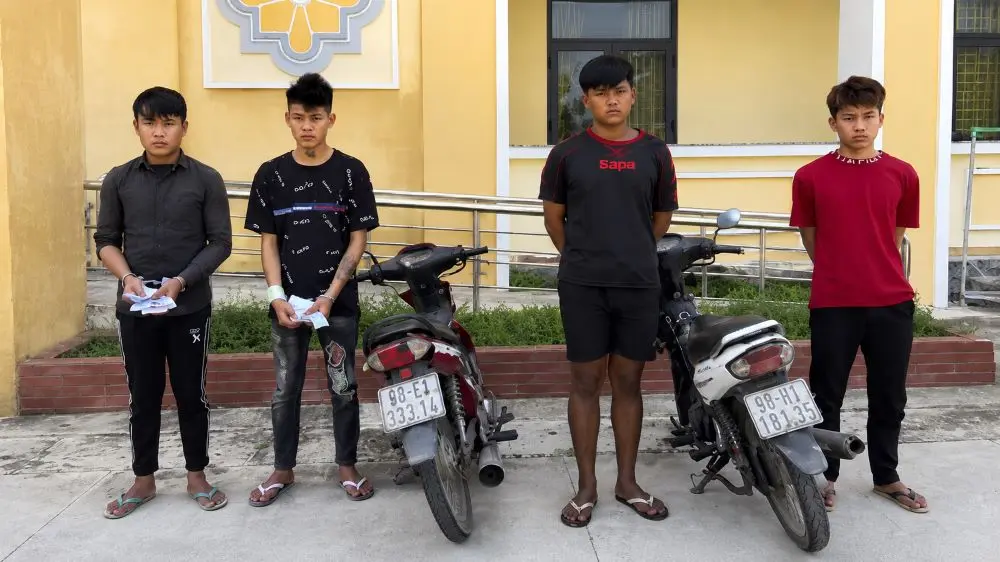 Công an Đồng Nai bắt khẩn cấp 4 đối tượng liên quan vụ chặn đường cướp tài sản trong đêm, thu giữ nhiều tang vật phục vụ điều tra.