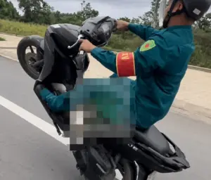 Thanh niên mặc trang phục dân quân tự vệ bốc đầu xe máy ở Lào Cai bị xử phạt gần 6 triệu đồng. Xem chi tiết vụ việc.