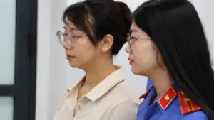 Bắt tạm giam nguyên kiểm sát viên Lê Thị Hồng Nhung để điều tra hành vi làm sai lệch hồ sơ vụ án. Xem chi tiết diễn biến vụ việc.