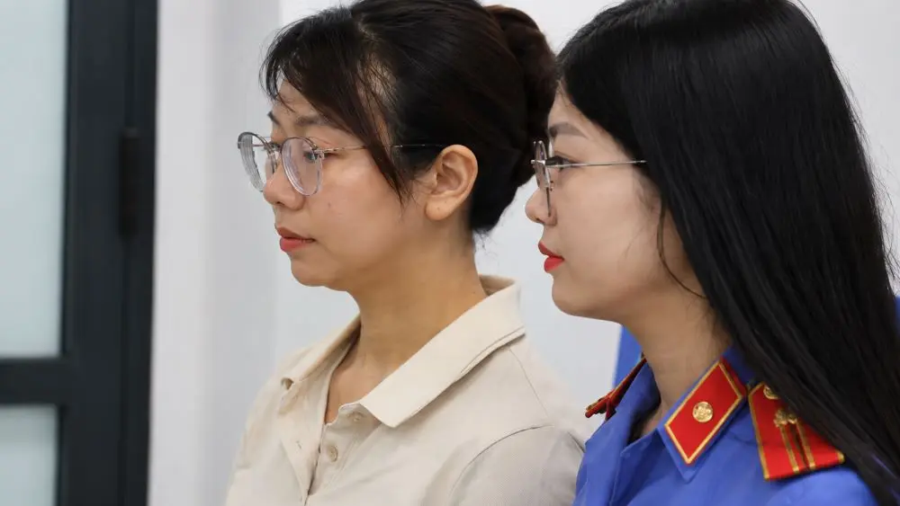 Bắt tạm giam nguyên kiểm sát viên Lê Thị Hồng Nhung để điều tra hành vi làm sai lệch hồ sơ vụ án. Xem chi tiết diễn biến vụ việc.