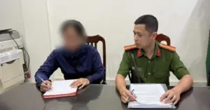 bán bánh rán cho du khách nước ngoài