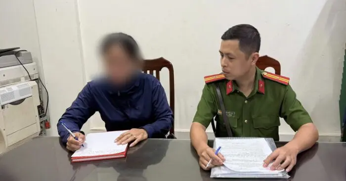 bán bánh rán cho du khách nước ngoài