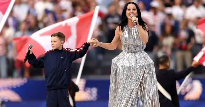 cậu bé song ca Katy Perry