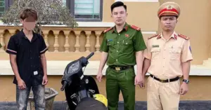 cháu bé 1 tuổi lái xe
