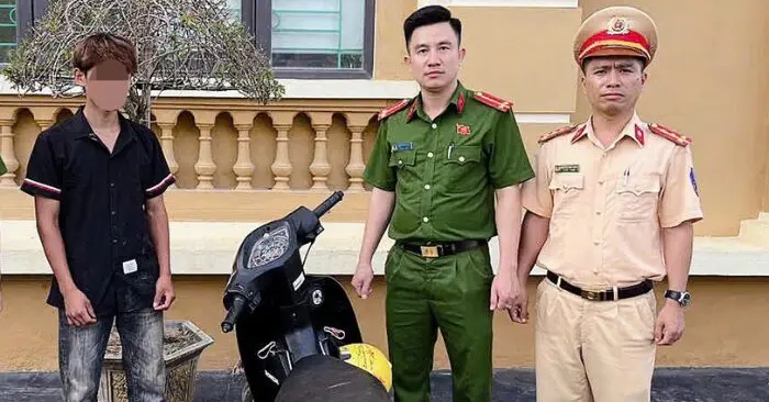 cháu bé 1 tuổi lái xe