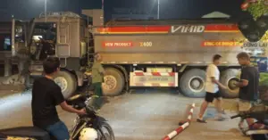 Xe tải va chạm tàu hỏa