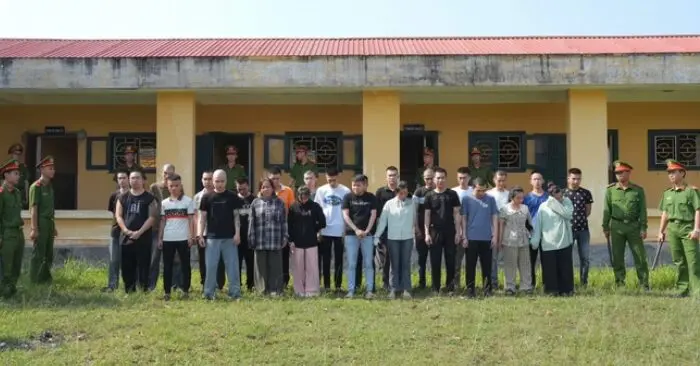 Đường dây bẫy tình