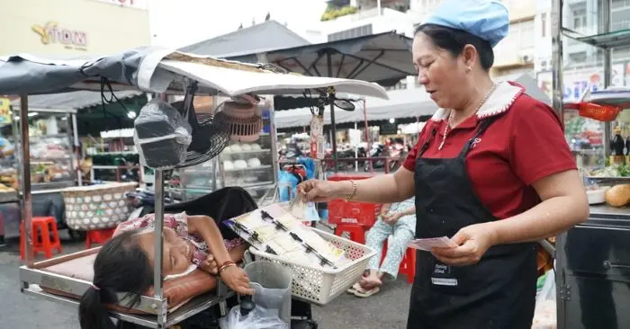 nằm xe lăn bán vé số