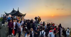 Du khách về Yên Tử