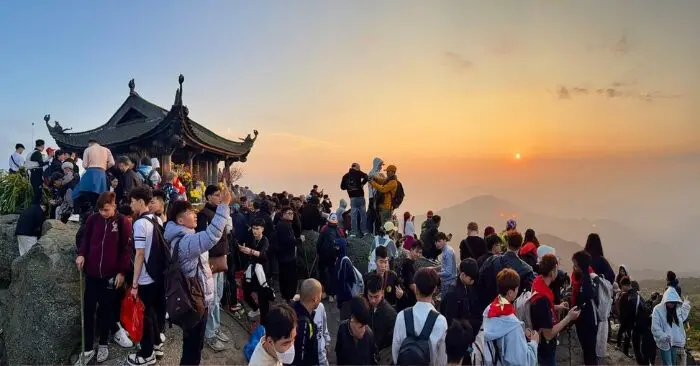Du khách về Yên Tử