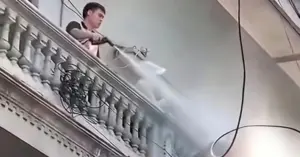 xịt nước vào thợ xây