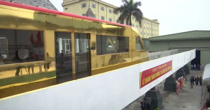 đoàn tàu dát vàng