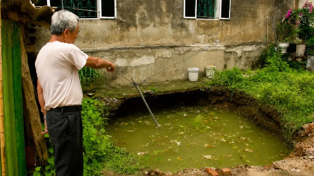 Hố sụt sâu 5m bất ngờ xuất hiện sát móng nhà dân ở Thái Nguyên, khiến nhiều hộ lo lắng. Xem diễn biến vụ việc.
