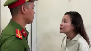 Người phụ nữ có hành vi chửi bới, hành hung cán bộ công an khi lực lượng chức năng làm nhiệm vụ, vụ việc đang được cơ quan điều tra xử lý.