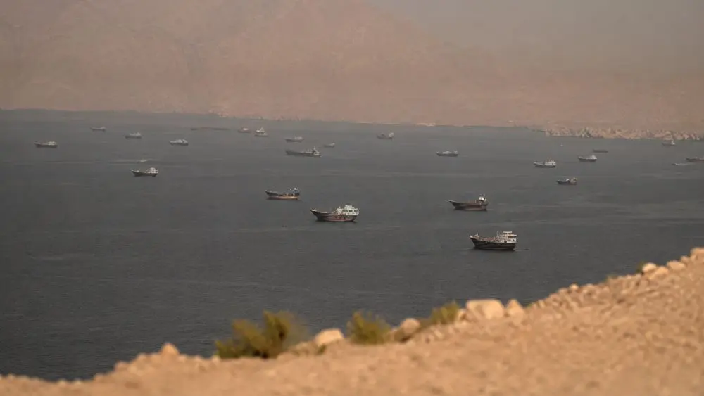 Iran bất ngờ tuyên bố đóng cửa eo biển Hormuz trở lại, làm gia tăng căng thẳng Trung Đông và lo ngại gián đoạn vận tải biển.