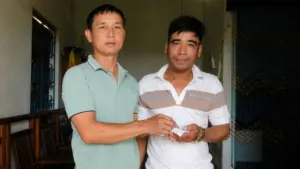 Vợ chồng ở Đà Nẵng chủ động trao trả 7 chỉ vàng nhặt được trước chợ cho người đánh rơi, lan tỏa nghĩa cử trung thực đáng quý.