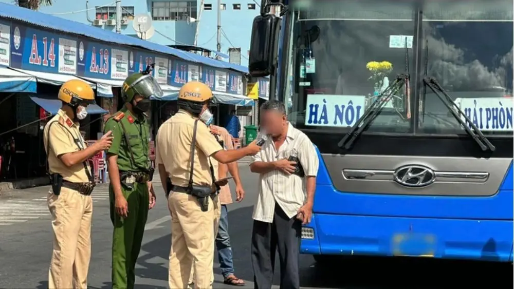 Từ ngày 1-7, nhiều quy định mới về trật tự, an toàn giao thông có hiệu lực như ghế trẻ em, camera xe khách và quản lý bằng lái.