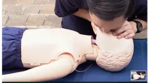 Sơ cứu trẻ đuối nước đúng cách giúp tăng cơ hội sống. Bác sĩ khuyến cáo ép tim, thổi ngạt ngay, tuyệt đối không dốc ngược trẻ.