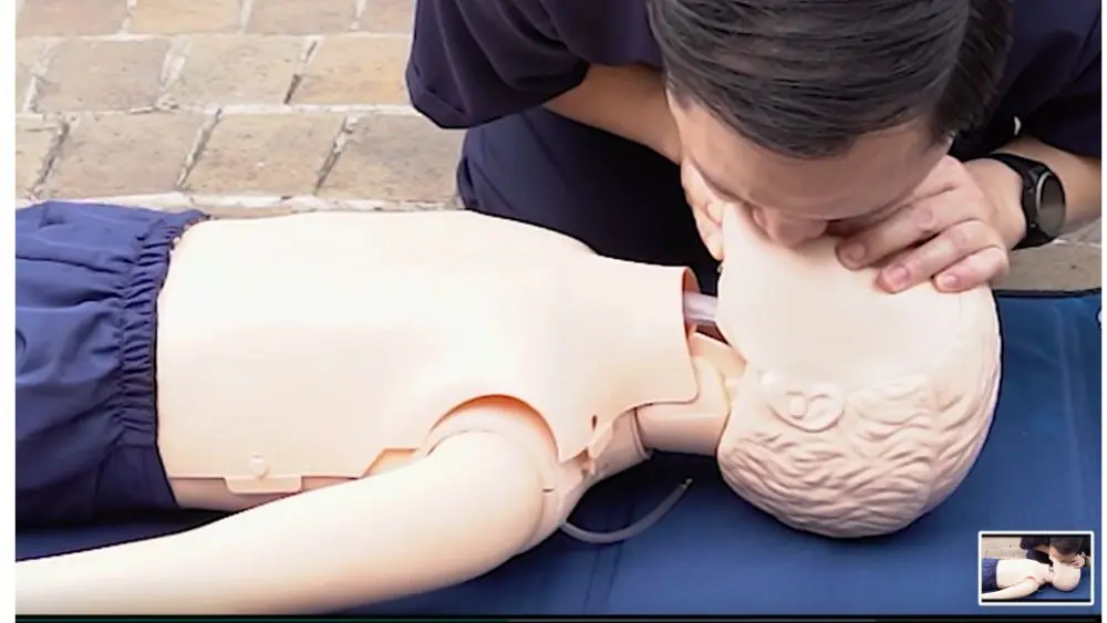 Sơ cứu trẻ đuối nước đúng cách giúp tăng cơ hội sống. Bác sĩ khuyến cáo ép tim, thổi ngạt ngay, tuyệt đối không dốc ngược trẻ.