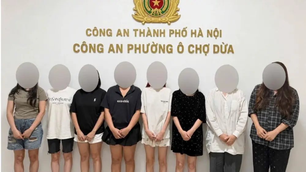 Công an phường Ô Chợ Dừa phát hiện vụ đánh bạc tại Hà Nội, bắt quả tang 8 người và thu giữ nhiều tang vật phục vụ điều tra.