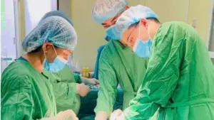 Các bác sĩ đang thực hiện ca phẫu thuật điều trị u bì buồng trứng cho bệnh nhi tại bệnh viện.