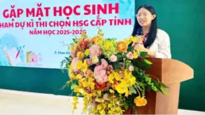 Phạm Phương Linh trở thành thủ khoa chuyên Vật lý tại Thái Nguyên với thành tích nổi bật, truyền cảm hứng học tập cho nhiều học sinh.