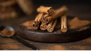 Quế chứa nhiều chất chống oxy hóa, có thể hỗ trợ kiểm soát đường huyết, bảo vệ tim mạch và giảm nguy cơ mắc một số bệnh mạn tính.