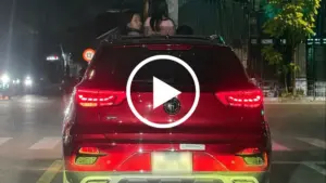 Nữ tài xế bị xử phạt sau khi để trẻ em thò đầu qua cửa sổ trời khi ô tô đang chạy. Vụ việc được người dân ghi lại và báo cơ quan chức năng.