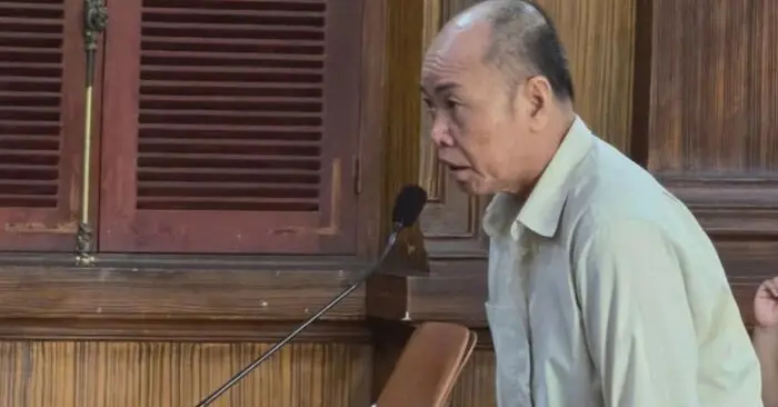 dùng kéo đâm 3 người