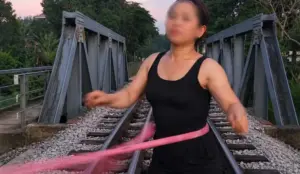 Người phụ nữ bị xử phạt vì tập lắc vòng trên đường ray tàu hỏa, hành vi tiềm ẩn nguy cơ mất an toàn giao thông đường sắt.