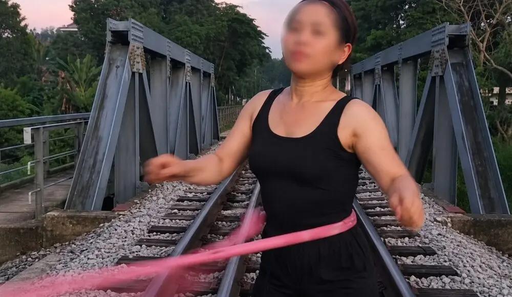 Người phụ nữ bị xử phạt vì tập lắc vòng trên đường ray tàu hỏa, hành vi tiềm ẩn nguy cơ mất an toàn giao thông đường sắt.