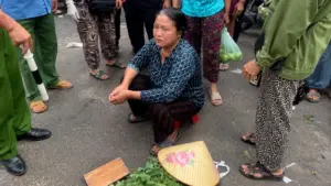 Mâu thuẫn khi buôn bán, người phụ nữ bán rau bị xịt nước áp lực cao vào mặt gây thương tích. Diễn biến vụ việc đang thu hút sự quan tâm.