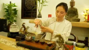 Trà sư kể chuyện quê hương qua từng chén trà, lan tỏa giá trị văn hóa trà Việt và tình yêu quê hương bằng nghệ thuật thưởng trà.
