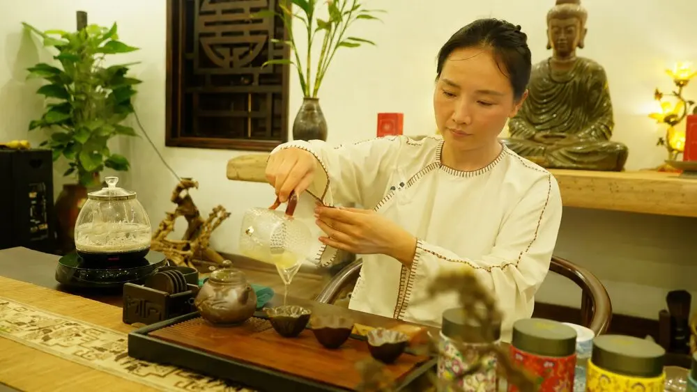 Trà sư kể chuyện quê hương qua từng chén trà, lan tỏa giá trị văn hóa trà Việt và tình yêu quê hương bằng nghệ thuật thưởng trà.