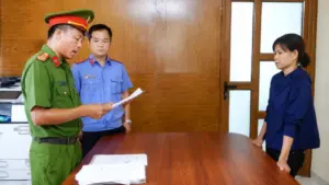 Khởi tố người phụ nữ dùng vòi rửa xe cao áp gây thương tích cho tiểu thương tại Phú Thọ, vụ việc đang được cơ quan công an điều tra.
