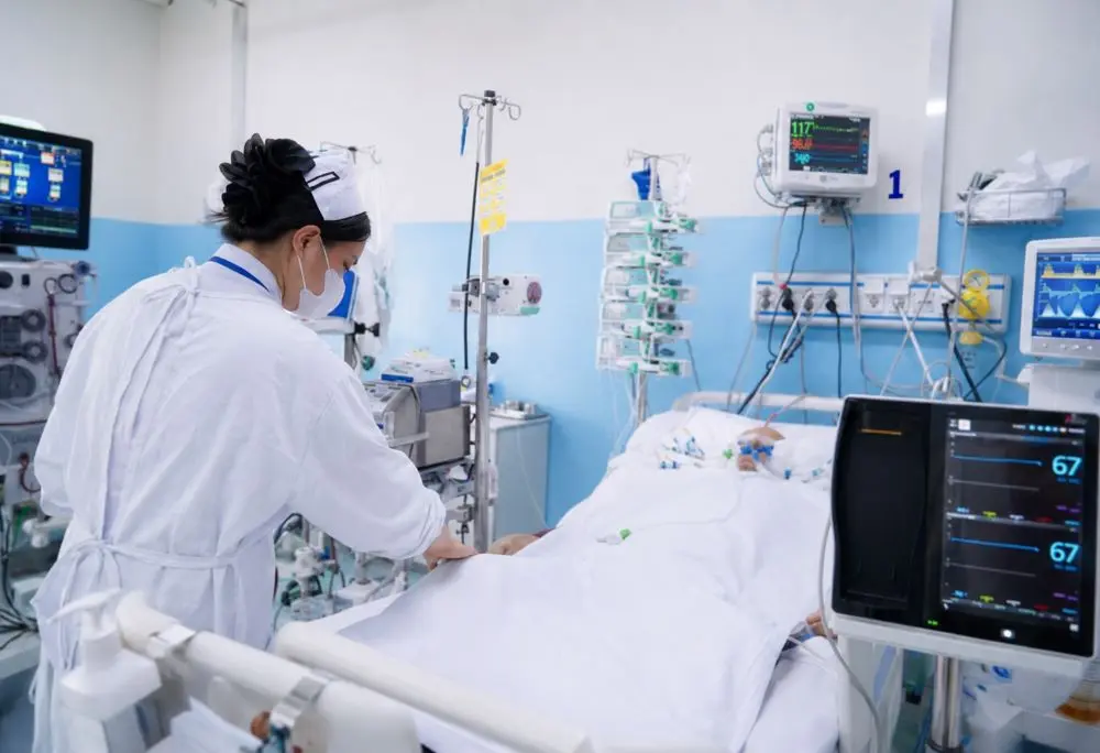 Đau ngực bất ngờ có thể là dấu hiệu nhồi máu cơ tim nguy hiểm. Kỹ thuật E-CPR giúp tăng cơ hội cứu sống bệnh nhân nguy kịch tại TPHCM.