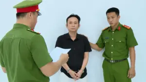 Chủ quán cà phê 999 ở TPHCM bị bắt để điều tra cáo buộc giả danh cán bộ tư pháp lừa đảo, xem chi tiết diễn biến vụ việc.