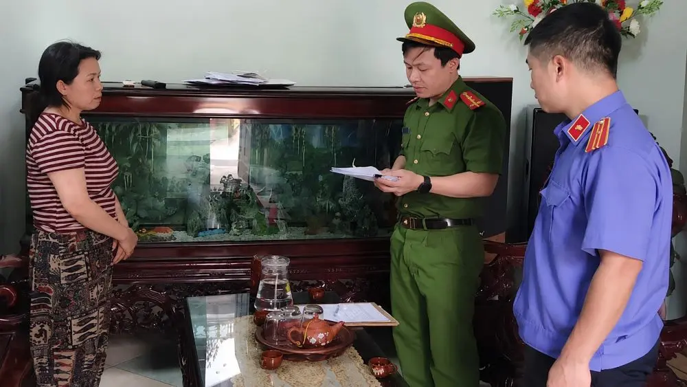 Khởi tố 3 đối tượng sản xuất hơn 2 tấn miến giả tại Hưng Yên, thu giữ nhiều tang vật liên quan vụ án thực phẩm giả.
