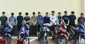 12 thanh thiếu niên mang dao kiếm truy đuổi người đi đường