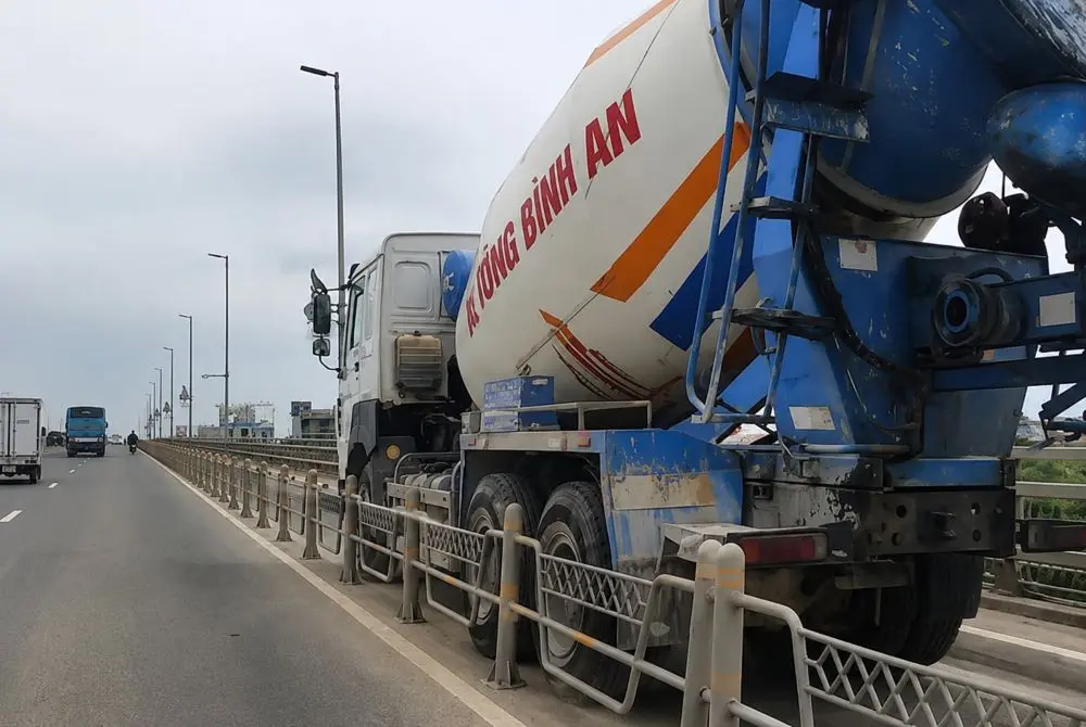 Vụ tai nạn chết người trên cầu Nhật Tân đặt ra nhiều vấn đề về trách nhiệm của tài xế xe bồn, thu hút sự quan tâm của dư luận.