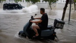 Bão Bavi gây mưa lớn, nhấn chìm nhiều tuyến đường và cuốn trôi ô tô tại Trung Quốc, khiến giao thông tê liệt.