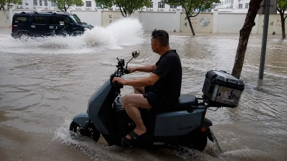 Bão Bavi gây mưa lớn, nhấn chìm nhiều tuyến đường và cuốn trôi ô tô tại Trung Quốc, khiến giao thông tê liệt.