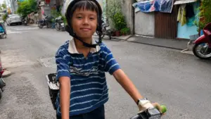 Cậu bé bán trứng đào bằng thơ gây sốt mạng xã hội nhờ sự hồn nhiên, sáng tạo và cách bán hàng đầy cuốn hút.
