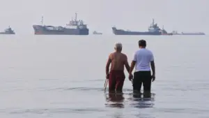Mỹ bắn vô hiệu hóa tàu dầu tìm cách vào cảng Iran, đánh dấu lần đầu dùng vũ lực sau khi tái áp đặt lệnh phong tỏa.